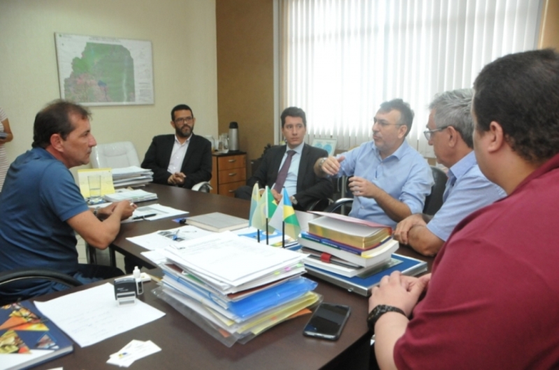 Prefeito se reúne com empresários para avaliar possível PPP para o transporte escolar