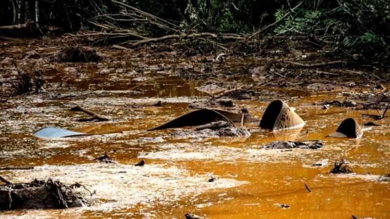 Ônibus com funcionários da Vale foi encontrado soterrado em Brumadinho