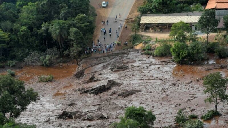 Risco de rompimento é real e 'água descerá sem freio', diz Defesa Civil