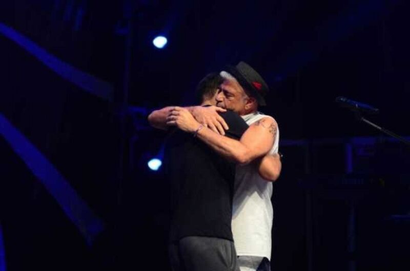 Namorado ‘invade’ palco e pede Lulu Santos em casamento