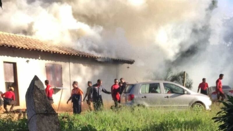 Incêndio atinge base de operações de bombeiros em Brumadinho