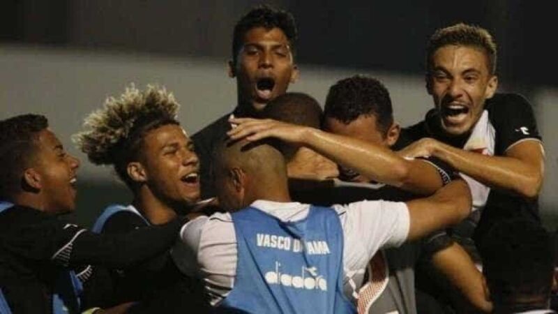 Sob forte calor, Vasco vence Portuguesa e vai à semi da Taça Guanabara