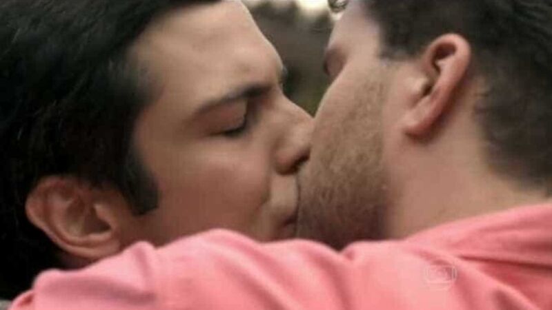 Cinco anos após 1º beijo gay da Globo, tema surge de forma mais aberta
