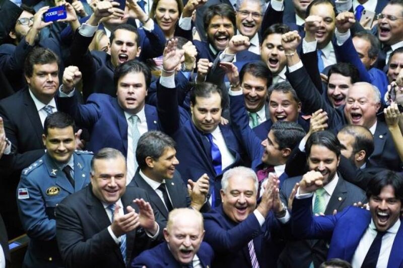 Rodrigo Maia é reeleito presidente da Câmara por mais dois anos