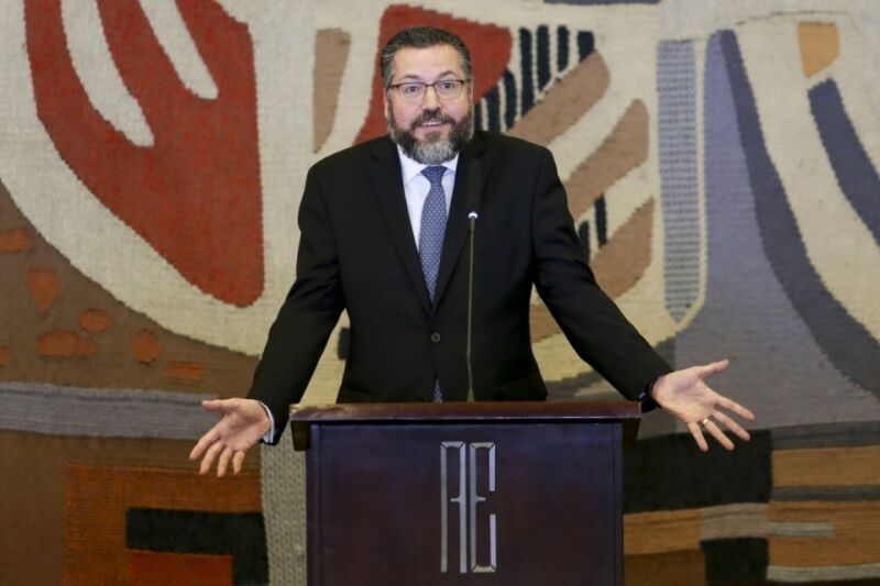 Chanceler Ernesto Araújo diz cogitar sanções específicas contra Venezuela