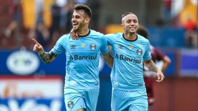 Felipe Vizeu comemora gol pelo Grêmio: 'Que seja o primeiro de muitos'