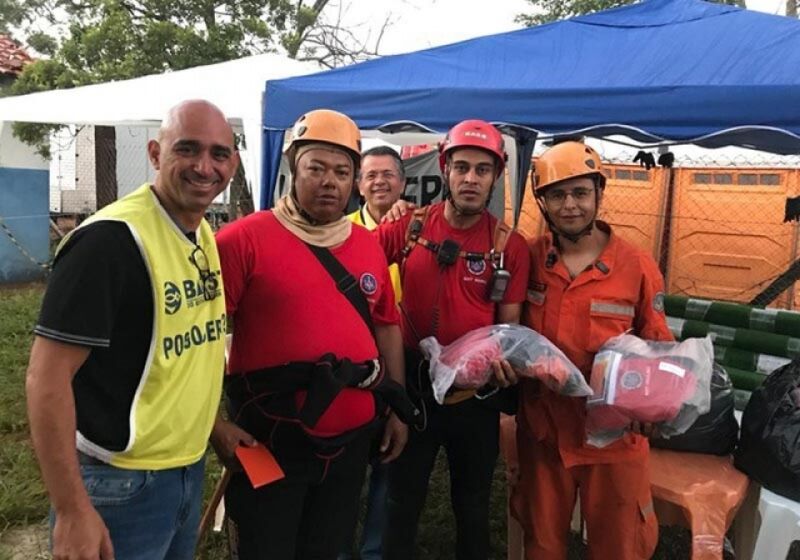 Voluntários lavam e passam uniformes dos bombeiros em Brumadinho