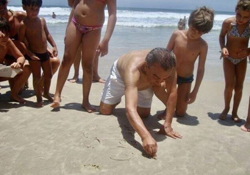 Maurício de Sousa atende fã e desenha Mônica na areia com palito