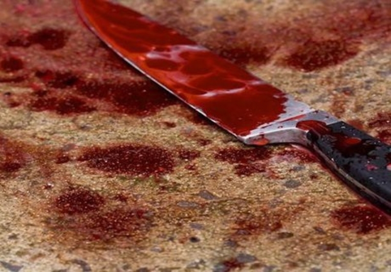 Homem é morto a facadas na varanda de casa