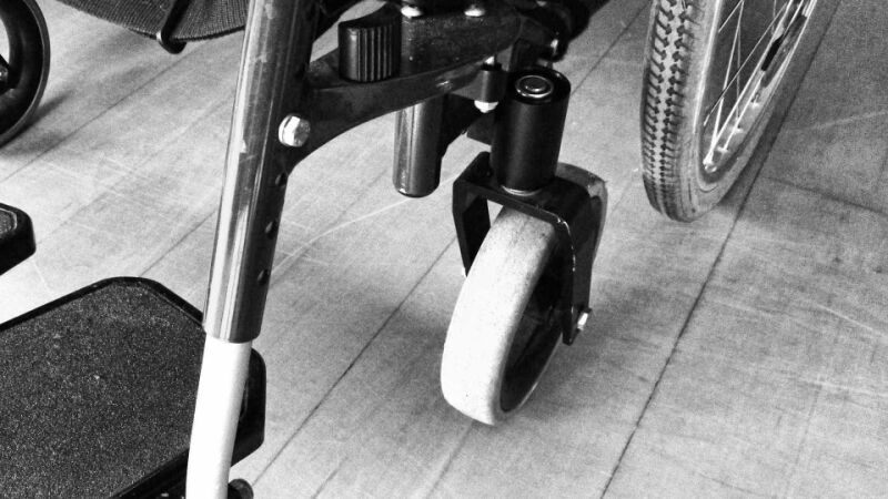 Marido bate na mulher deficiente física e foge: 'Me agride há dez anos'