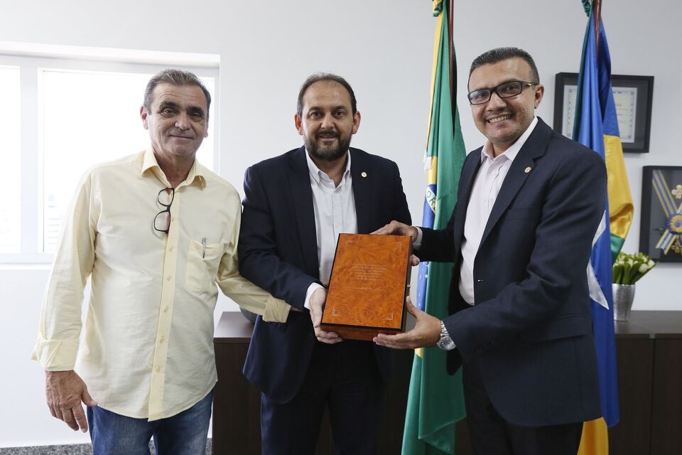 Presidente Laerte Gomes recebe Bíblia Sagrada entregue pelo deputado Pastor Alex Silva