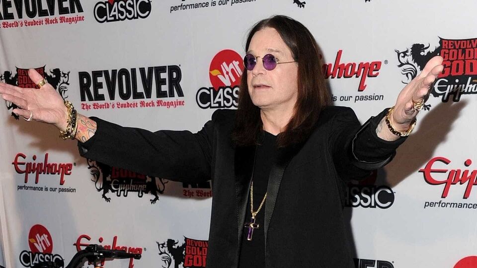 Ozzy Osbourne volta a ser internado após complicações de uma gripe
