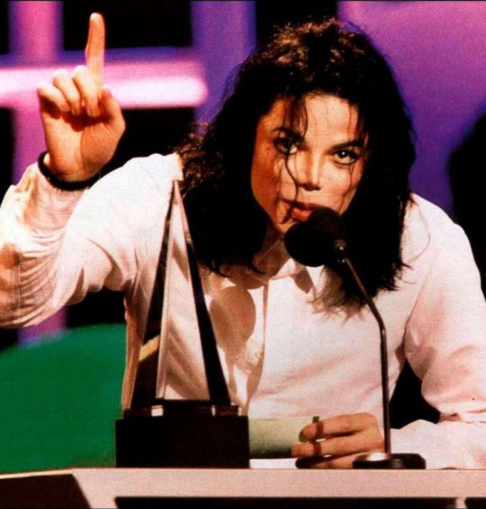 Corpo de Michael Jackson pode ser exumado após acusações de abuso sexual