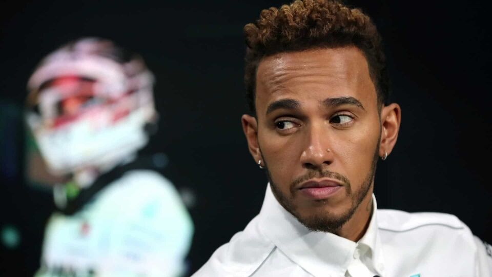 Hamilton teve início de carreira tumultuado por diretor da escola