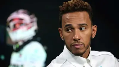 Hamilton teve início de carreira tumultuado por diretor da escola
