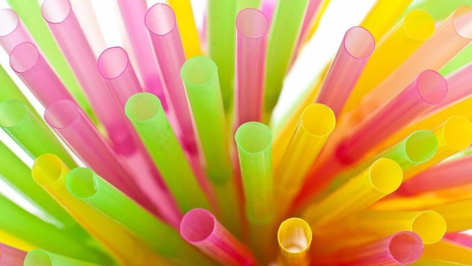 DF proíbe uso de canudo e copo de plástico; sindicato contesta medida