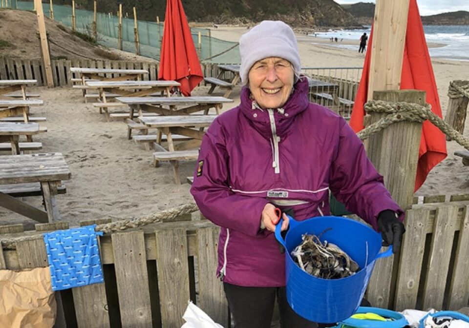 Vovó de 70 anos passa o ano tirando o lixo de 52 praias
