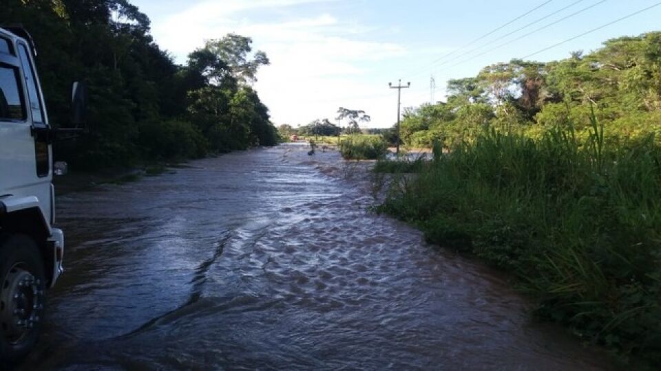 Córrego transborda, alaga 50 metros da RO-140 e rodovia é interditada