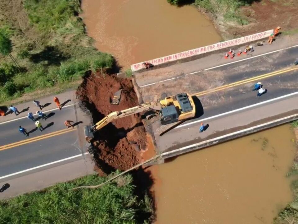 Ponte desmorona na BR-364, abre buraco de 9 metros e deixa estados isolados por terra