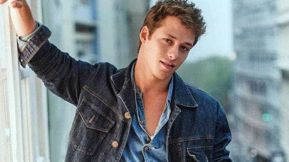 Giovanni Dopico diz ter evoluído ao protagonizar beijo gay e assédio