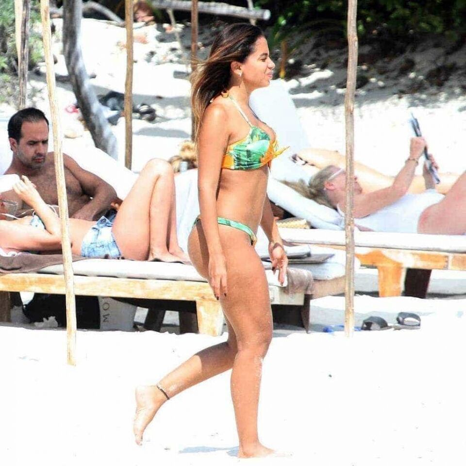 Anitta comemora clique de paparazzi gringo em férias no México
