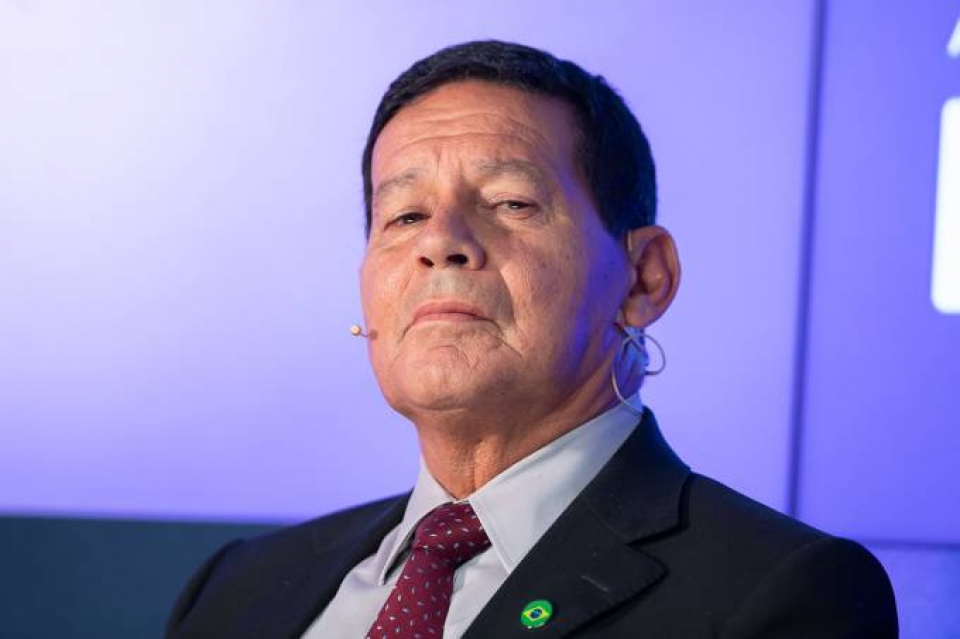 ‘Vamos aguardar o que é esta pneumonia’, diz Mourão sobre Bolsonaro