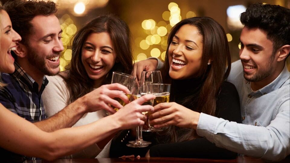 Cerveja antes do vinho? Entenda como a ordem das bebidas afeta ressaca