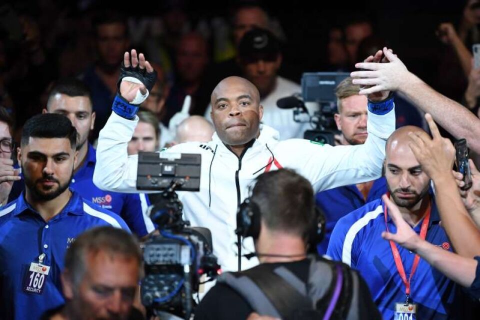 Anderson Silva faz boa luta, mas perde para Adesanya em retorno ao UFC