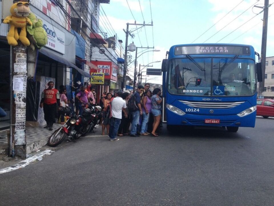 Passageiros reclamam do tempo de espera pelos ônibus; Mais de 90 veículos estão circulando