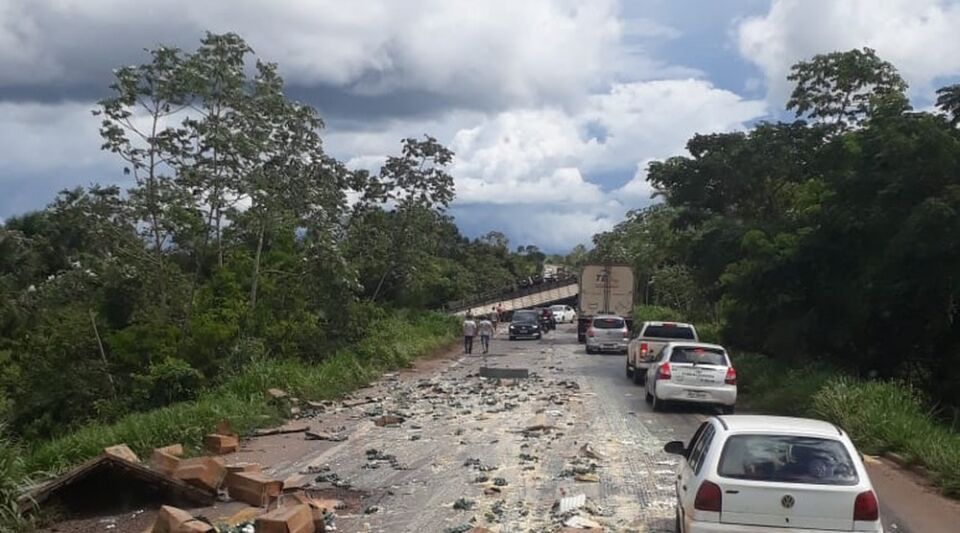 Jovem de 24 anos morre após colisão entre duas carretas na BR-364 em RO