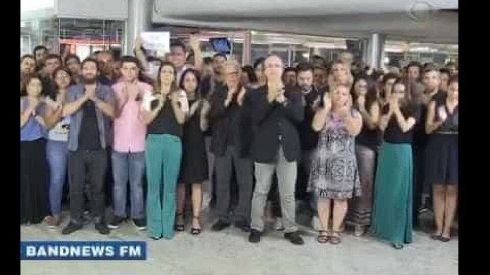 Funcionários da Band prestam homenagem emocionante a Boechat; assista