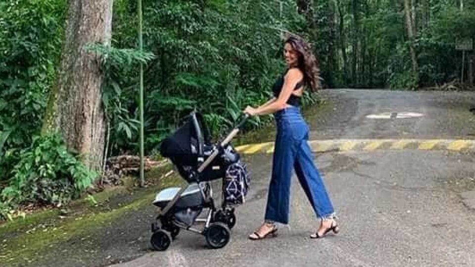Isis Valverde é flagrada por amiga em cena rara com o filho