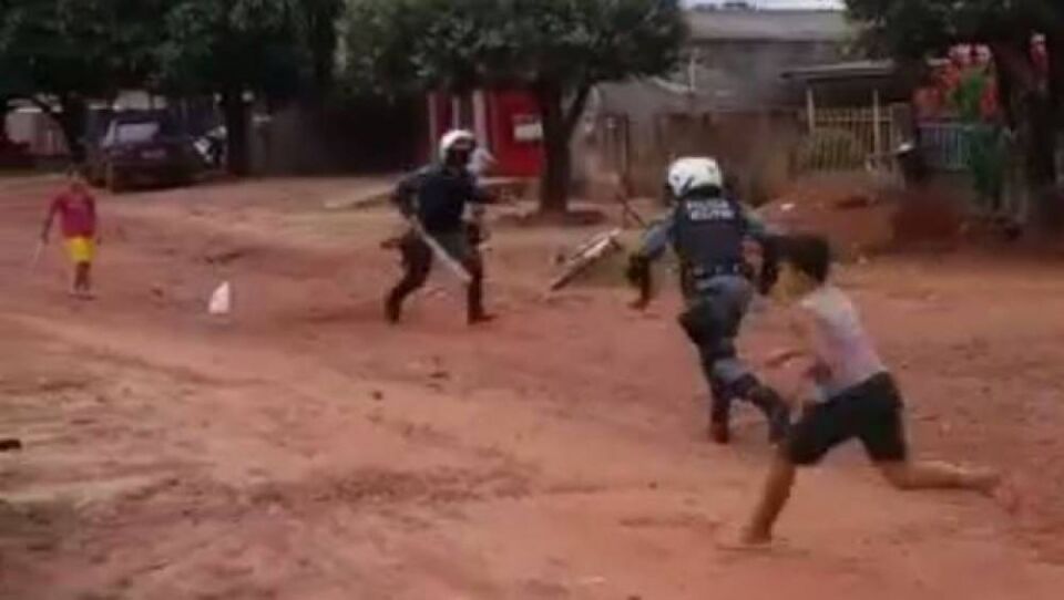 Policiais militares entram em brincadeira de crianças em cidade da região e vídeo viraliza nas redes sociais