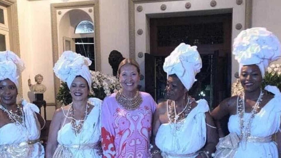 Baianas de festa da diretora da Vogue vão à polícia após ofensas na web