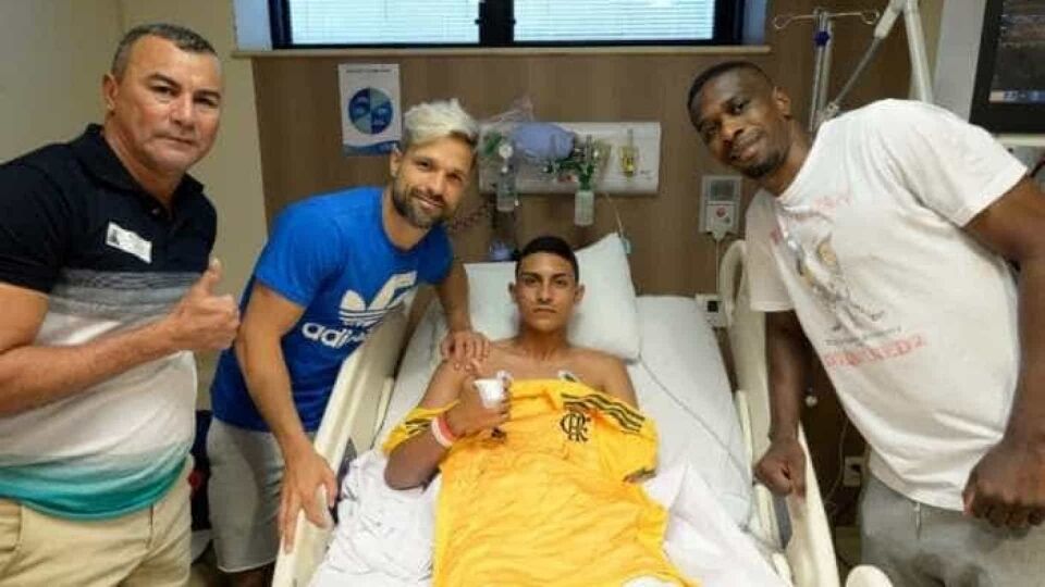 Jogador ferido em incêndio no Flamengo deixa o CTI