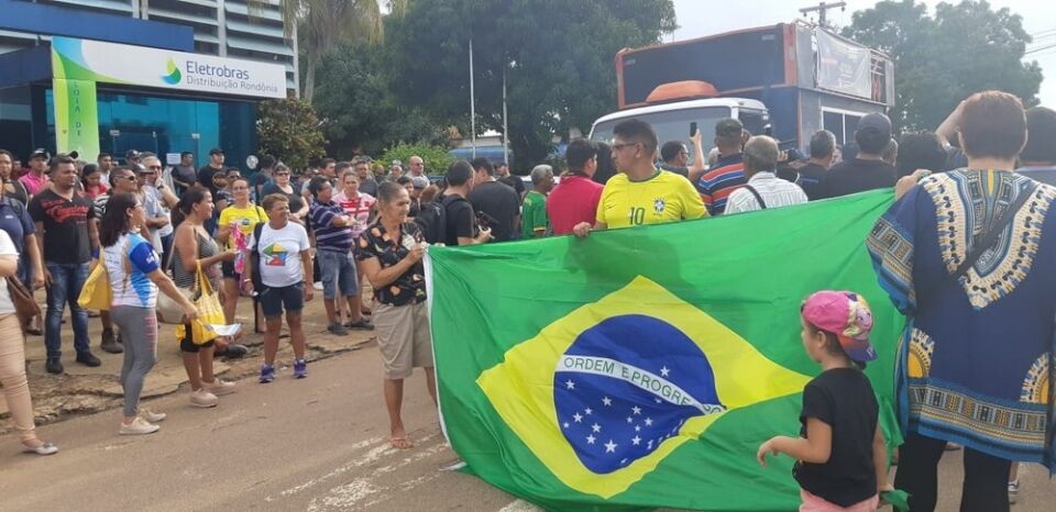 Consumidores protestam contra aumento na conta de energia e fecham avenida em RO