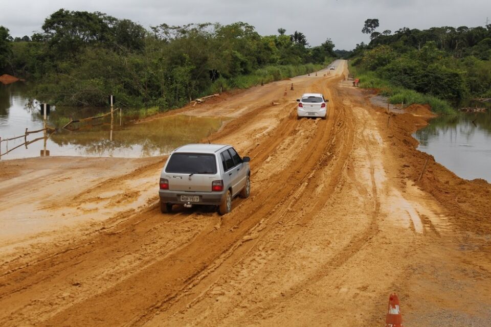 Dnit faz aterramento de bueiro que ameaça romper na BR 425 em Nova Mamoré, RO