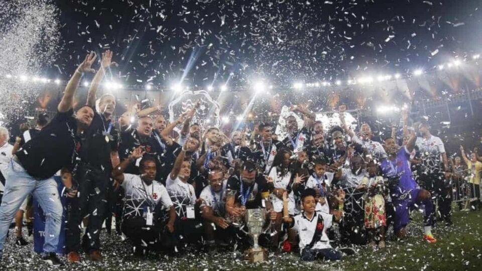 Em dia de vergonha para o futebol do Rio, Vasco bate o Fluminense e fatura a Taça Guanabara