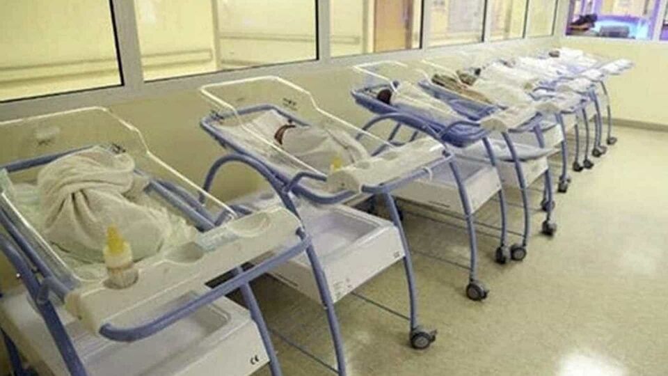 Mãe de 25 anos dá à luz a sete gêmeos de parto normal