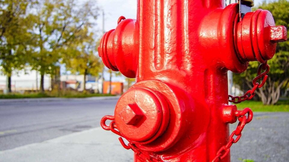 Bombeiros evacuam universidade em Brasília após acidente com ácido