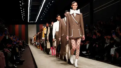 Ao som de Bowie, Fendi desfila última coleção de Karl Lagerfeld