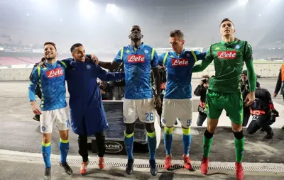 Napoli e Valencia vencem e avançam às oitavas de final da Liga Europa