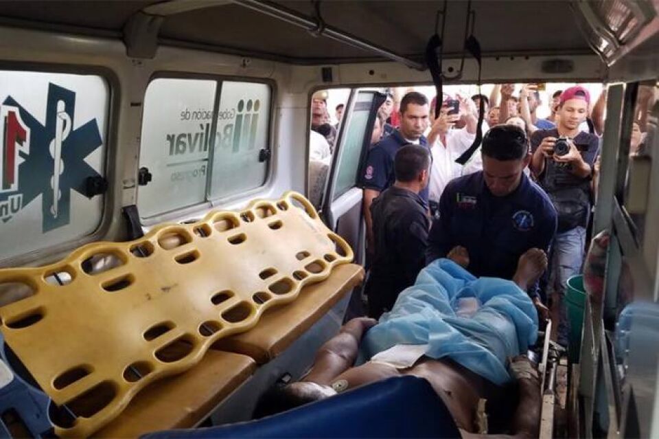 Militares chavistas atiram em civis que resistiam a bloqueio na fronteira