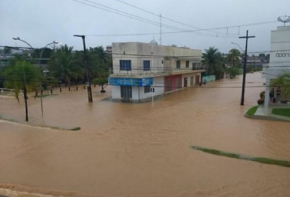 Chuva deixa várias residências e ruas alagadas em Ji-Paraná, RO