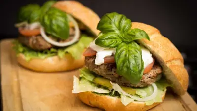 Aprenda a fazer um hambúrguer fitness de carne