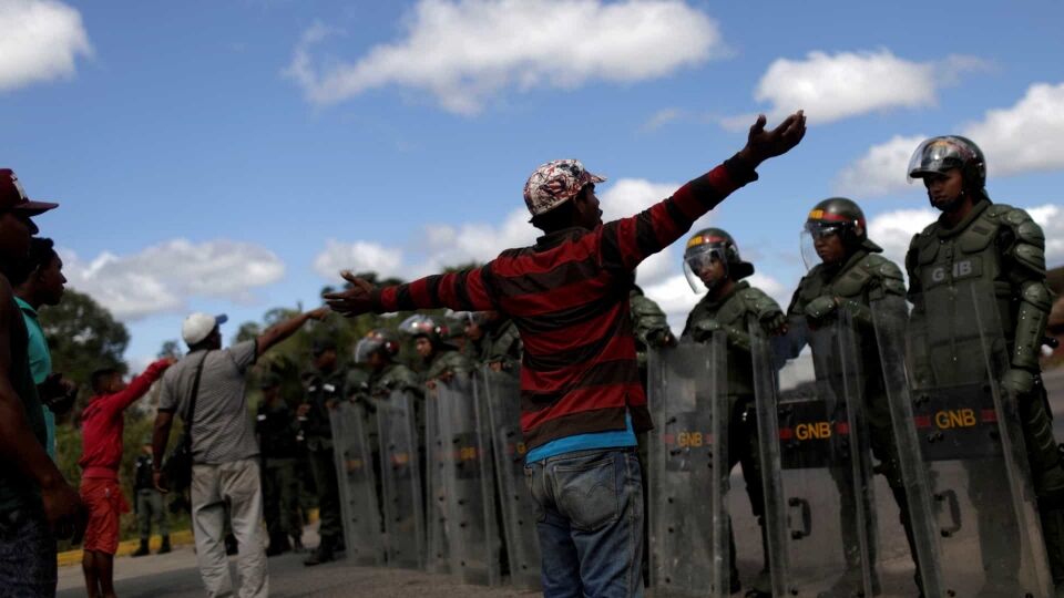 Exército da Venezuela abre fogo contra opositores e mata 2 na fronteira