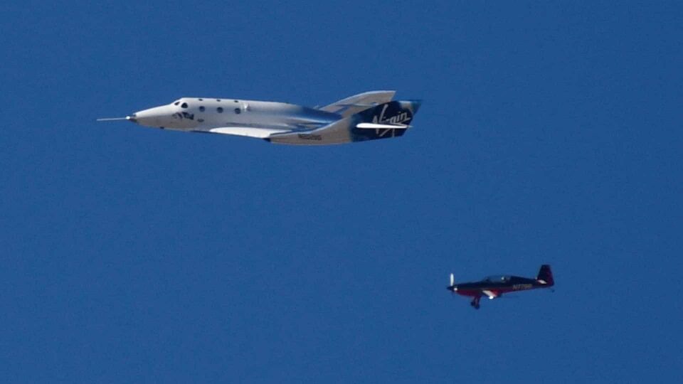 Espaçonave da Virgin Galactic faz primeiro voo com passageira a bordo