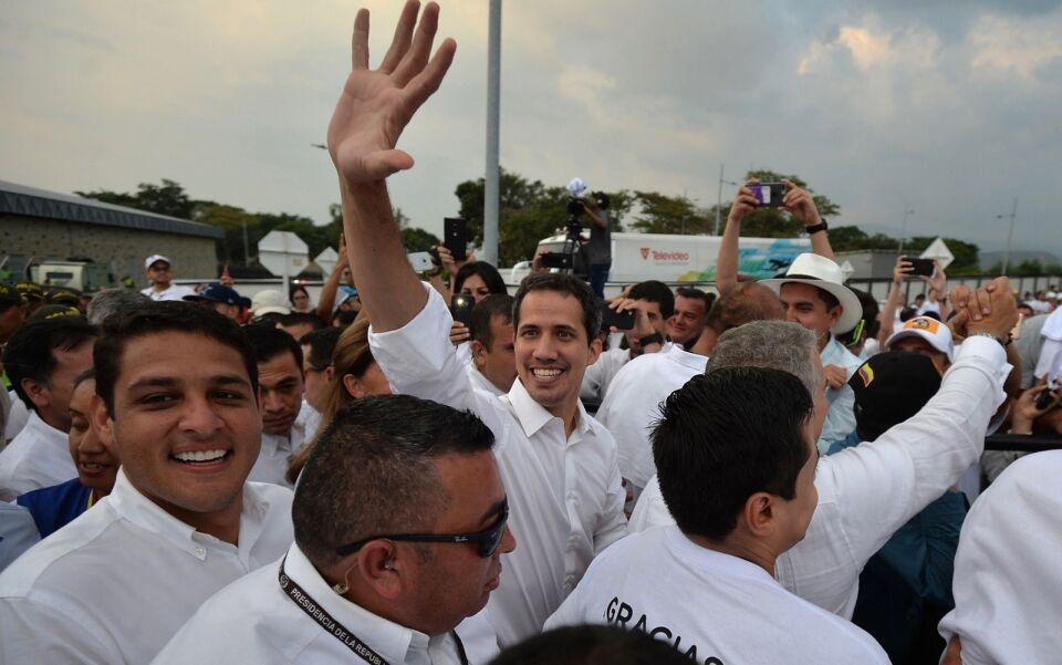 Juan Guaidó atravessa fronteira e vai a show humanitário na Colômbia