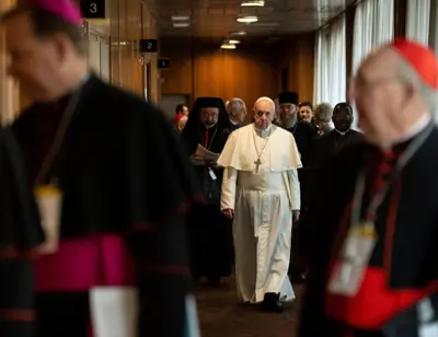 Papa Francisco diz que 'todo feminismo se torna um machismo de saias'