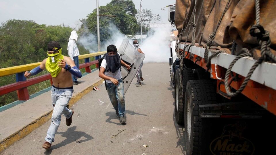 Comboios são recebidos com bombas entre Colômbia e Venezuela